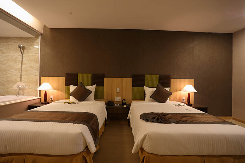 Phòng Deluxe Twin - Được thiết kế sang trọng và hoàn hảo với các tiện nghi hiện đại, đáp ứng mọi kỳ nghỉ thư thái của bạn trong một căn phòng khá thoải mái. Phòng này không có tầm nhìn và cửa sổ.